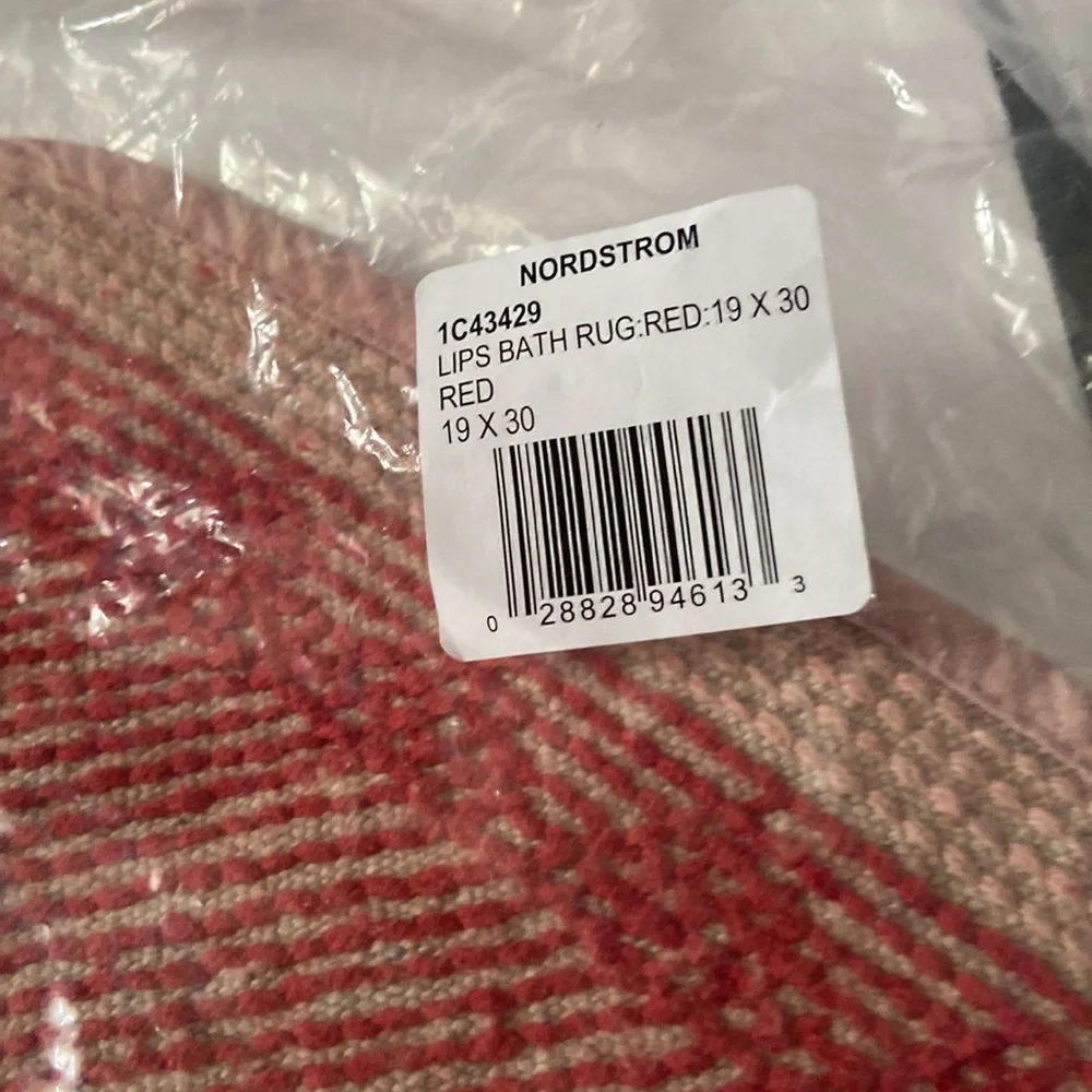 Novagratz red lips small bath rug